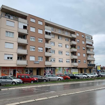 Lux Centro Palace Apartmani Čačak Kültér fotó