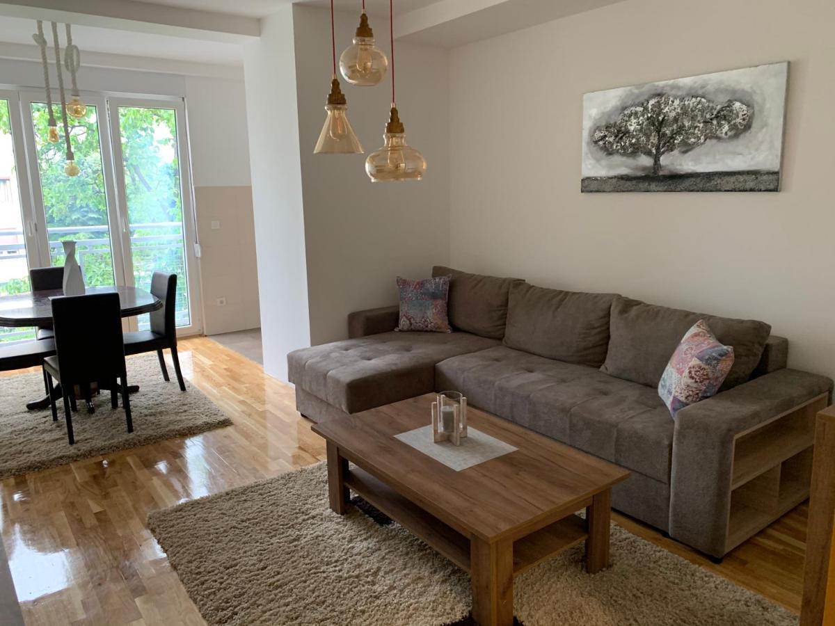 Lux Centro Palace Apartmani Čačak Kültér fotó